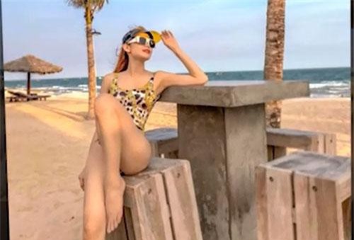 Clip: Minh Hằng khoe dáng với bikini cực nóng bỏng trên bãi biển