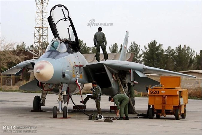 Cực kỳ quý hiểm - đó là cách mô tả ngắn gọn khi nhắc tới dàn tiêm kích F-14A Tomcat mà Iran hiện đang có trong tay. Đây là dàn tiêm kích được Mỹ sản xuất chính hiệu và được Iran mua lại theo đường chính ngạch trước khi nước này trở thành quốc gia hồi giáo và bị Mỹ cấm vận đủ đường. Nguồn ảnh: Sina.