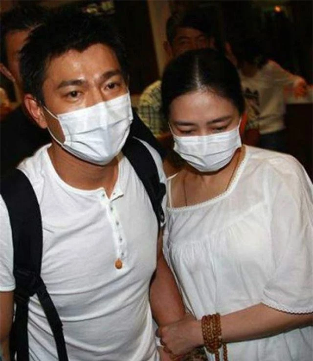 Lưu Đức Hoa đăng ký kết hôn với Chu Lệ Thiên vào năm 2008 sau 22 năm hò hẹn “bí mật”.