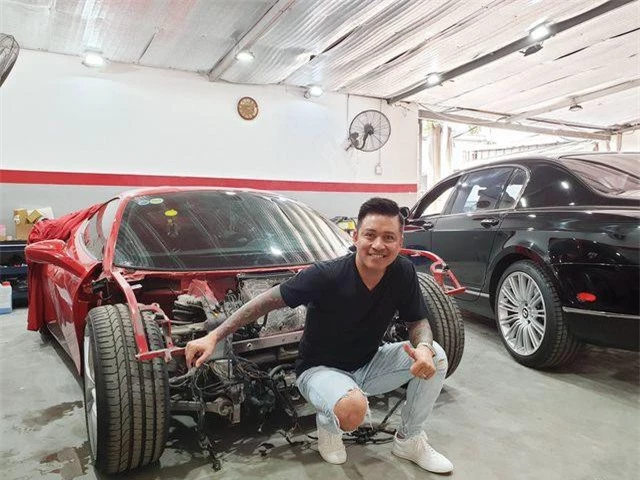 Phần đầu xe Ferrari của Tuấn Hưng đã bị vỡ nát sau tai nạn hồi cuối năm 2018.