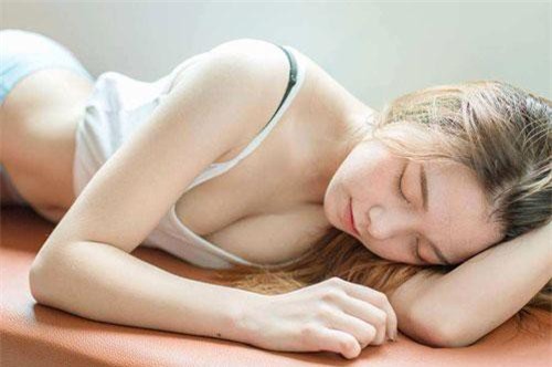 CLIP: Thềm ngực căng đầy của hot girl Thái Lan