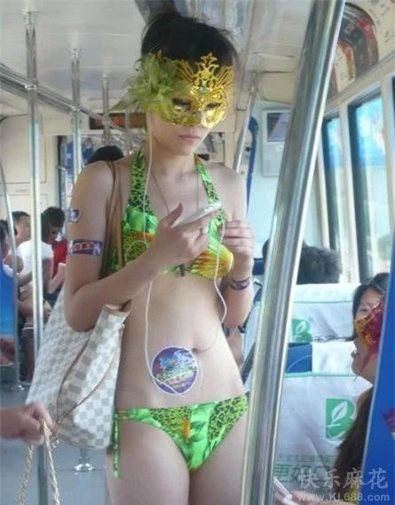 Cô gái Trung Quốc mặc đồ bơi lên xe bus công cộng.