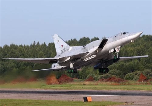 Trong ảnh là máy bay ném bom siêu âm Tu-22M hiện đang phục vụ trong Không quân Nga. Đây là một trong những máy bay ném bom có thiết kế đẹp nhất hiện nay, nó trông như một chú "thiên nga trắng", máy bay được thiết kế với cửa hút không khí cho động cơ ở hai bên hông, cánh tam giác có thể cụp – xòe. Nguồn ảnh: Wikipedia