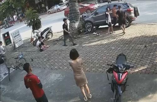 Clip: Hãi hùng ô tô lao như tên bắn, tông văng người đi xe máy lên vỉa hè