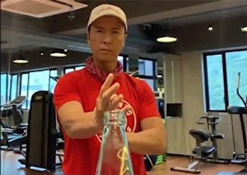 Clip: Chân Tử Đan bịt mắt thực hiện thử thách đá nút chai