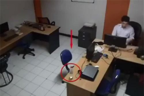 CLIP: Nhân viên văn phòng sợ ‘mất mật’ vì bị ma dọa vào lúc rạng sáng