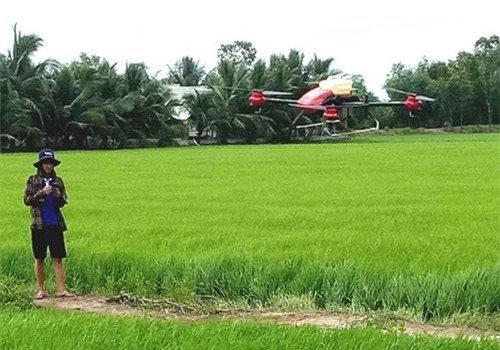 Long An: "Siêu" nông dân “rốn phèn” làm nông nghiệp công nghệ cao với máy bay