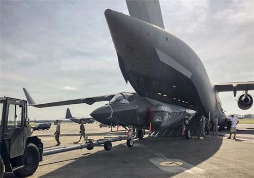 F-35 lần đầu đi bằng “ngựa thồ” C-17