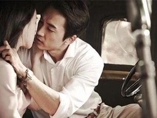 Có rất nhiều phụ nữ ngoại tình nhưng vẫn lên mạng xã hội khoe về hạnh phúc bên chồng con