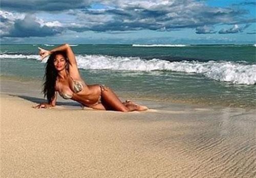 Nicole Scherzinger khoe dáng 'bốc lửa' trên biển Hawaii