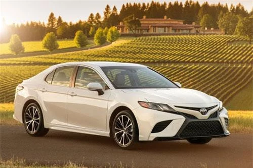 7. Toyota Camry (doanh số: 28.889 chiếc).