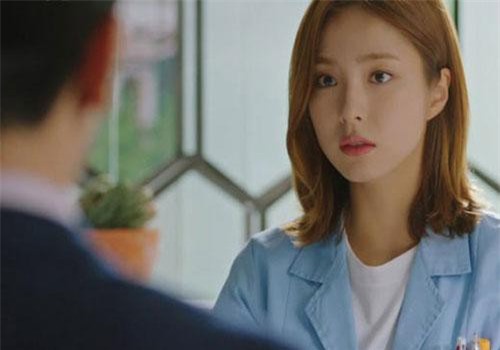 Lần đầu về ra mắt, cô nàng bị bố mẹ người yêu thẳng thừng từ chối ngay sau khi để lộ cánh tay trái