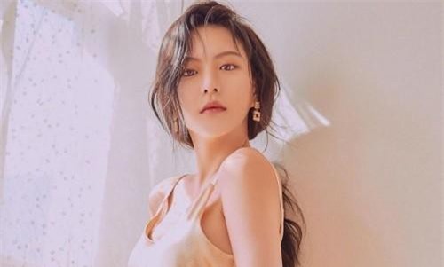 Nữ diễn viên Hàn Quốc xinh đẹp đối mặt án tù vì bắt hai con sò