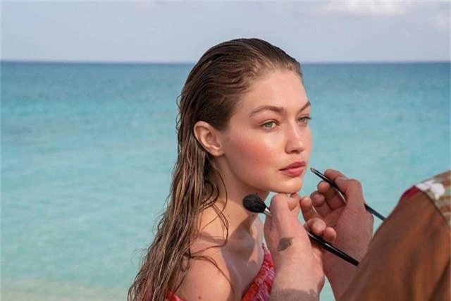 Gigi Hadid tập yoga trong ảnh quảng cáo - 5