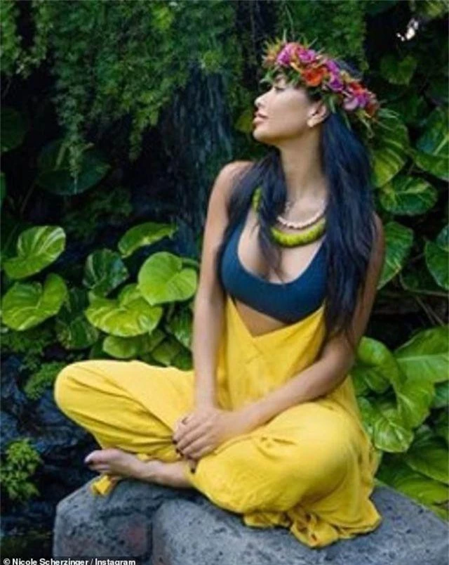 Nicole Scherzinger bốc lửa trên biển Hawaii - 10