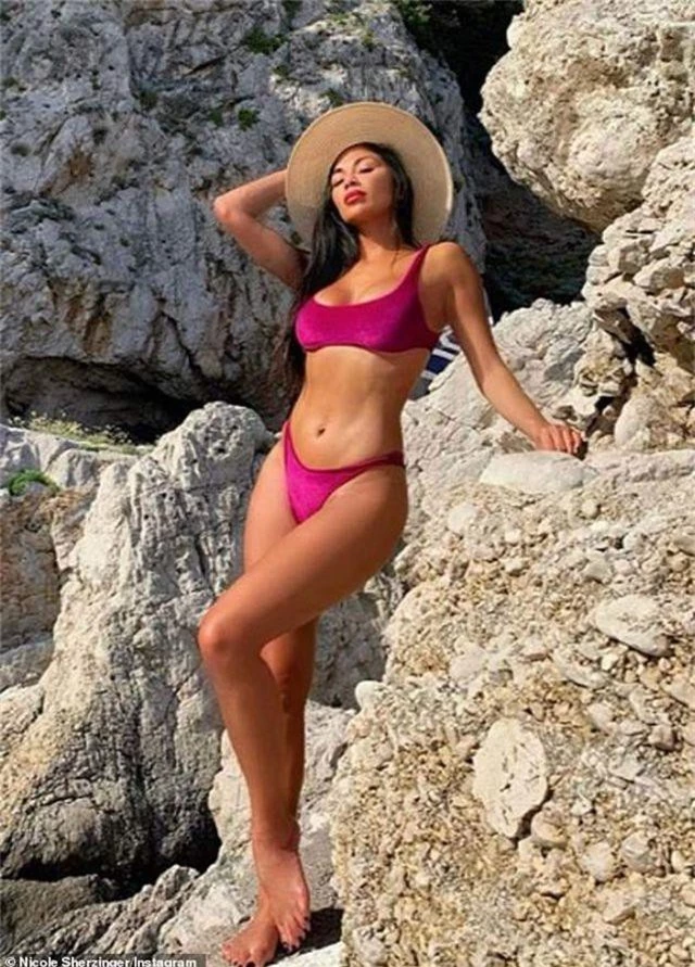 Nicole Scherzinger bốc lửa trên biển Hawaii - 7