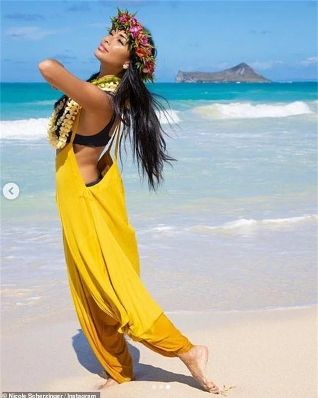 Nicole Scherzinger bốc lửa trên biển Hawaii - 8