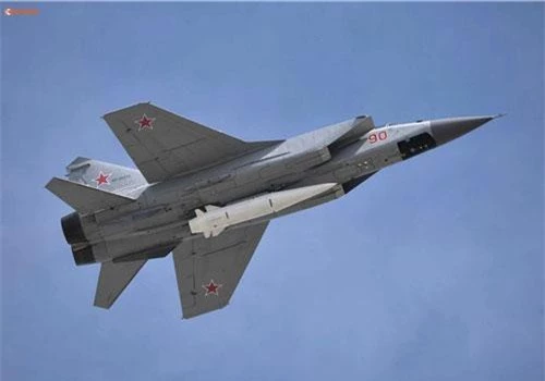 Tên lửa siêu thanh Kh-47M2 Kinzhal trên MiG-31BM. Ảnh: Lenta