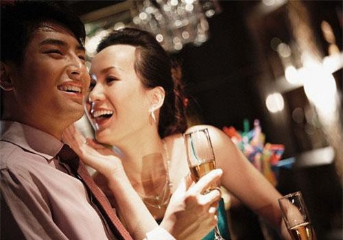 Gặp lại đồng nghiệp cũ, trớ trêu phát hiện bí mật tình một đêm