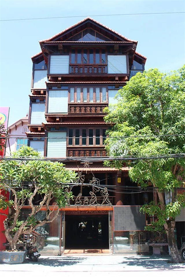 Nằm trên trục đường QL1A ở trung tâm thành phố Hà Tĩnh, ngôi nhà gỗ 5 tầng của ông Nguyễn Văn Lân (73 tuổi, trú phường Trần Phú, TP.Hà Tĩnh) khiến nhiều người choáng ngợp trước sự đồ sộ "độc nhất vô nhị" của nó.