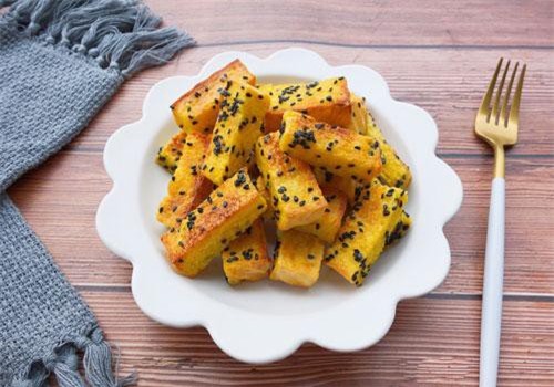 Bé chẳng phải ăn bim bim mua ngoài nữa vì mẹ làm bánh mì nướng mè thơm giòn còn vạn lần ngon hơn!