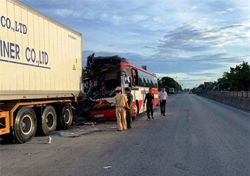 Nghệ An: Đoàn du khách đi nghỉ mát gặp nạn, 1 người chết, 14 người bị thương