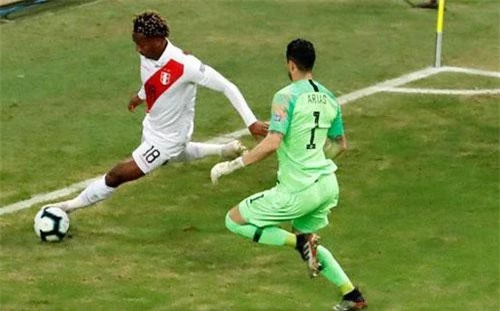 Thủ môn Arias mắc sai lầm trong bàn thua thứ 2 của Chile Thủ môn Arias mắc sai lầm trong bàn thua thứ 2 của Chile
