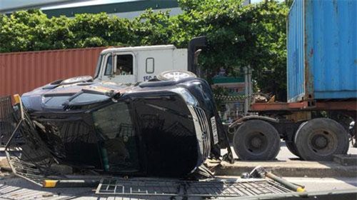 Hà Nội: Xe container ép Fortuner lật nghiêng, nữ tài xế cùng con nhỏ may mắn thoát chết