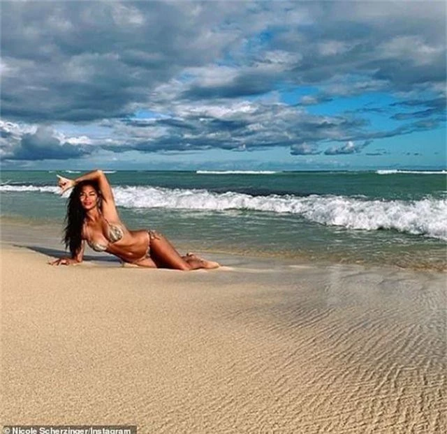 Ở tuổi 41, Nicole Scherzinger vẫn đẹp cuốn hút và rực lửa trong các bộ bikini gợi cảm