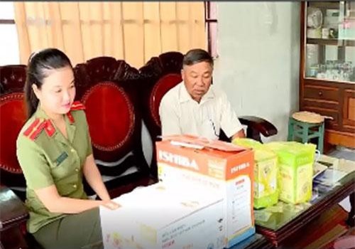 Clip: Hàng trăm người ở Vĩnh Long sập bẫy tour du lịch 0 đồng