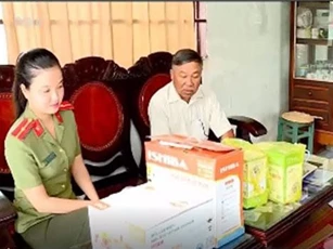 Clip: Hàng trăm người ở Vĩnh Long sập bẫy tour du lịch 0 đồng