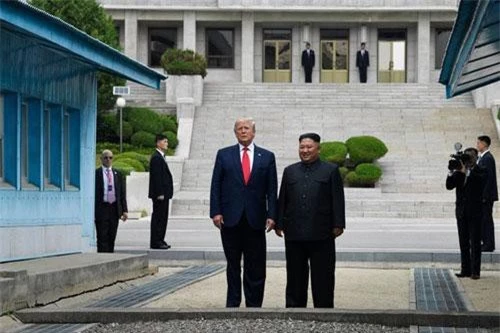 Đặc vụ Mỹ (góc trái) quan sát hai nhà lãnh đạo từ bên phía lãnh thổ Triều Tiên tại Khu phi quân sự. (Ảnh: AP)