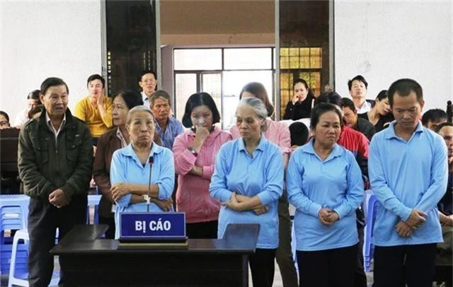 Các bị cáo lừa đảo tại phiên tòa. Các bị cáo lừa đảo tại phiên tòa.