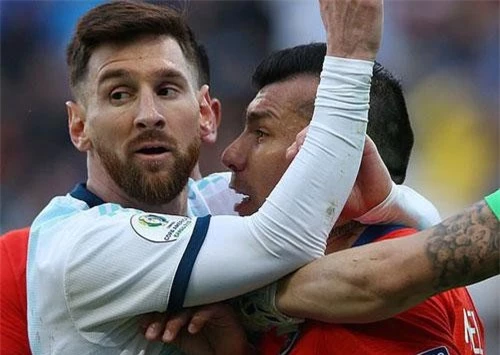 Messi nhận thẻ đỏ ở trận gặp Chile sau pha va chạm với Medel