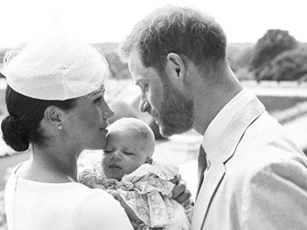 Vợ chồng hoàng tử Harry chia sẻ hình ảnh con trai mới sinh siêu đáng yêu