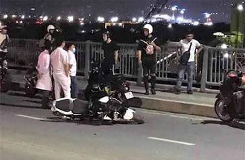 Hiện trường vụ tai nạn mô tô PKL tông người đàn ông đi xe đạp trên cầu Thủ Thiêm.