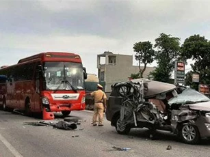 Thanh Hóa: Tai nạn liên hoàn giữa 4 xe, xe 7 chỗ nát bươm, 2 người bị thương