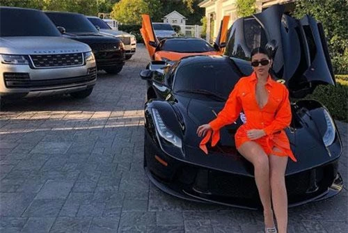 Kylie Jenner khoe ảnh dàn siêu xe của cô trên trang cá nhân Instagram
