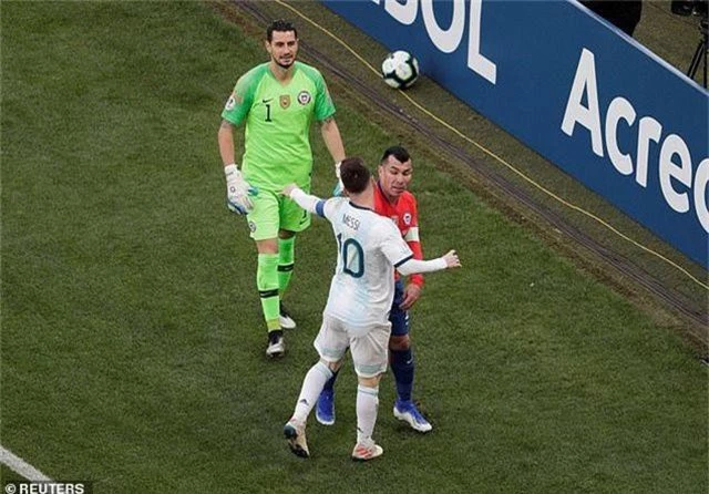 HLV Argentina tức giận khi Messi nhận thẻ đỏ trước Chile - 1