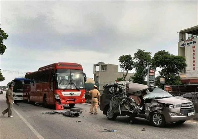 Tai nạn liên hoàn giữa 4 xe, xe 7 chỗ nát bươm, 2 người bị thương - 1