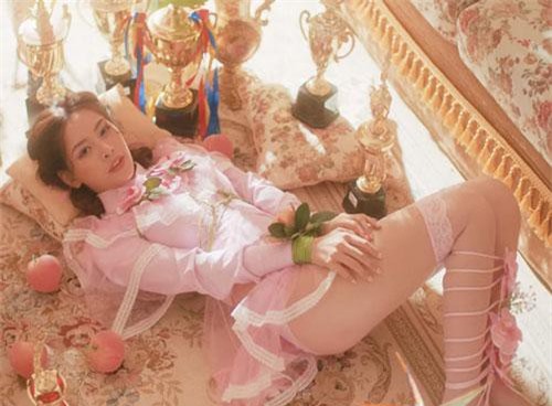 Chi Pu, Bích Phương gây xôn xao khi mặc hở giống gái hư xứ Hàn