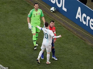 HLV Argentina tức giận khi Messi nhận thẻ đỏ trước Chile