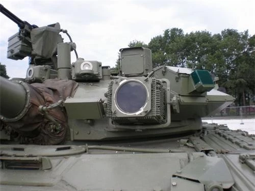Cận cảnh đèn gây nhiễu của hệ thống Shtora 1 trên xe tăng M-84AB1