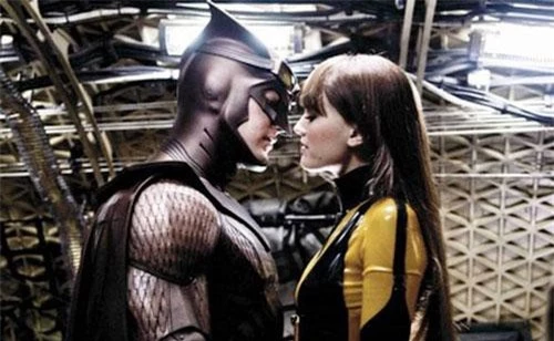 Hai siêu anh hùng Owl (Patrick Wilson thủ vai) và Silk Spectre II (Malin Akerman thủ vai) trong “Watchmen” đã có một cảnh phim âu yếm gay cấn ngay sau khi truy quét tội phạm. Tuy nhiên, chàng và nàng đều diện những bộ đồ siêu anh hùng bó sát không hề dễ coi và tình tứ với nhau trên nền nhạc bài hát “Hallelujah” buồn thảm của Leonard Cohen khiến cho nhiều khán giả phải nhướn mày bối rối.