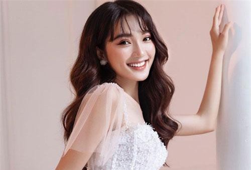 Ngọc Nữ đăng ảnh diện váy cưới, để lộ bằng chứng vẫn còn mặn nồng với Văn Đức?