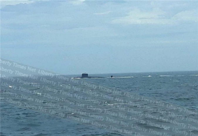 Tàu ngầm Trung Quốc xuất hiện gần phà.