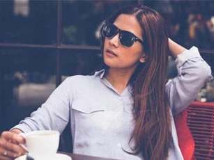 Sinh nhật con trai, vị khách không mời tặng một chiếc phong bì đầy ám ảnh nhưng cách cô vợ cao tay xử lý còn bất ngờ hơn
