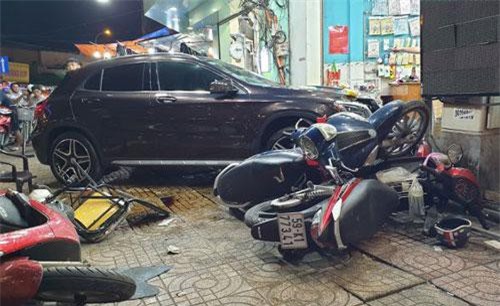 TP.HCM: Ô tô tông 5 xe máy, 6 người bị thương