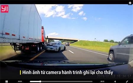 Clip: Phản xạ siêu nhanh, tài xế Porsche đánh lái tránh va chạm thần kỳ
