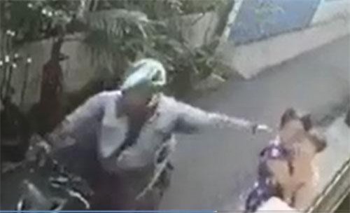 Clip: Màn giật dây chuyền cực táo bạo ngay giữa ban ngày khiến nhiều người phẫn nộ